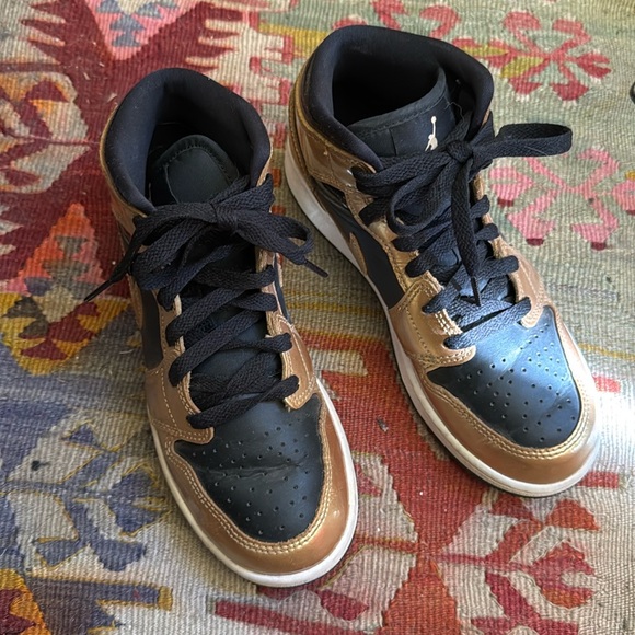 Kid's Black and Gold Air Jordan 1 Mid SE Big Kids 4Y - Picture 3 of 9